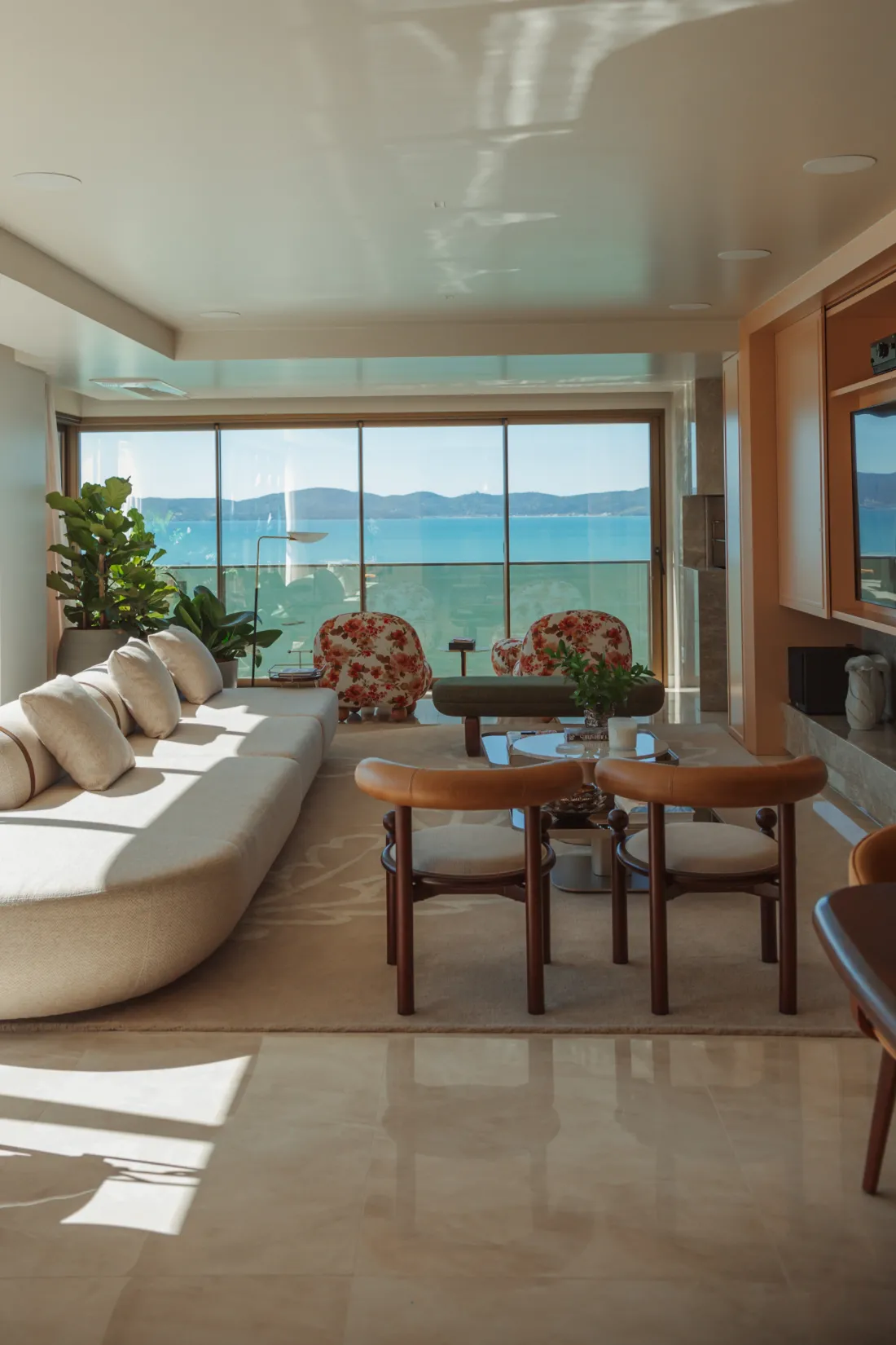 Interiores de luxo: por que madeira, pedra e texturas viraram símbolos de sofisticação