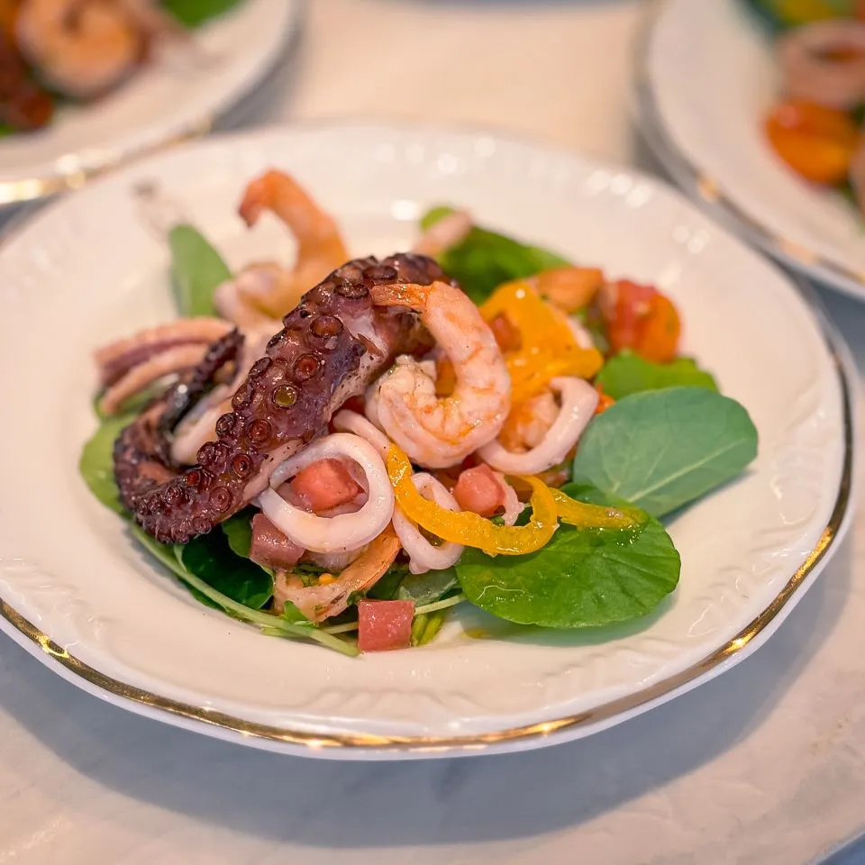 Momentos e Memórias à Mesa: A Receita de Salada de Frutos do Mar Que Iniciou Nossa Semana
