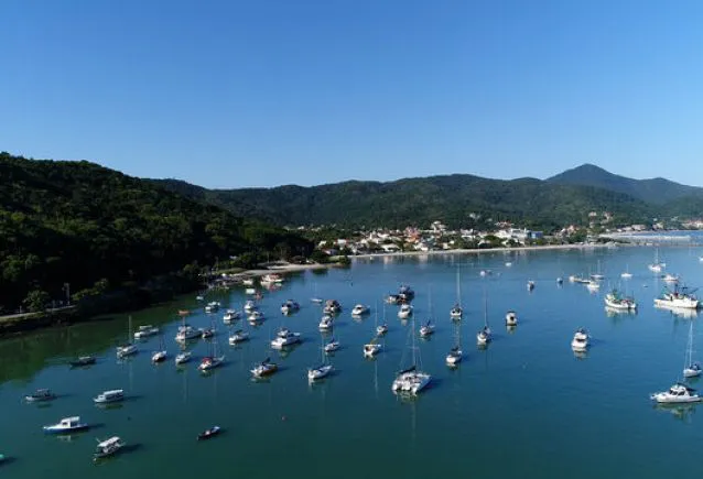 Explore as Praias Paradisíacas de Itapema e Região: Um Passeio de Barco com Conforto e Estilo
