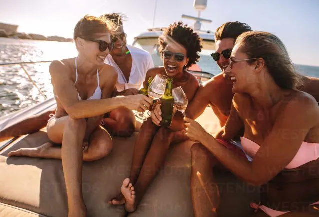 Explore as Praias Paradisíacas de Itapema e Região: Um Passeio de Barco com Conforto e Estilo