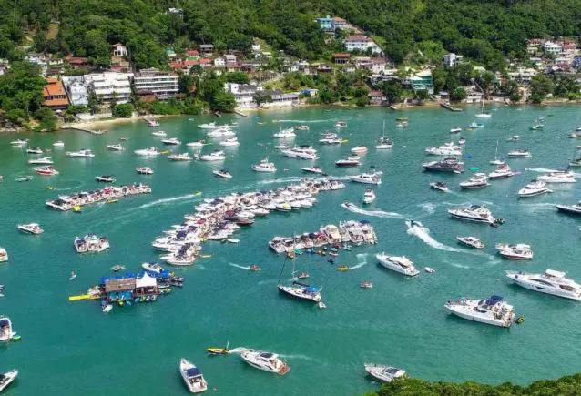 Explore as Praias Paradisíacas de Itapema e Região: Um Passeio de Barco com Conforto e Estilo