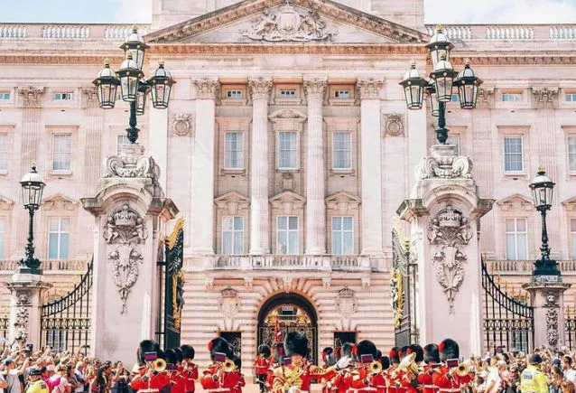 Festas de Ano Novo nos Palácios Europeus: Glamour, Tradição e Exuberância