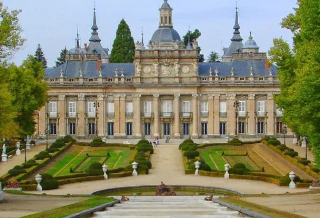 Festas de Ano Novo nos Palácios Europeus: Glamour, Tradição e Exuberância